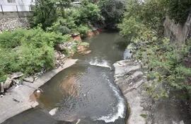 La Essap descarga cloaca cruda al arroyo Mburicaó desde hace varios años. Ahora promete subsanar el caso.