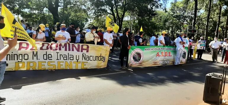 Los docentes se movilizaron este martes frente a la Gobernación de Alto Paraná, en Ciudad del Este.
