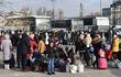 Parte de la población ucraniana huyendo hacia Polonia y a la espera de un autobus que los saque del país golpeado por la guerra con Rusia.