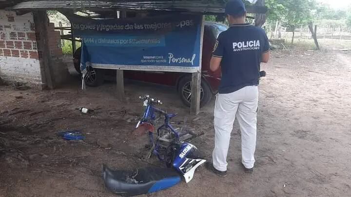 La policía allanó una vivienda en la compañía Valle Apu´a, distrito de Pilar y encontraron varias evidencias de la moto robada.