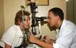 un-oftalmologo-examina-a-una-paciente-el-ano-pasado-se-realizaron-1044-cirugias-de-cataratas--195014000000-1282563.jpg