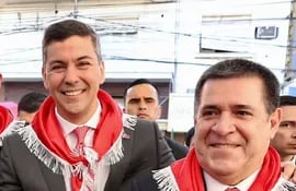 El presidente Santiago Peña (a la izquierda) y el expresidente Horacio Cartes.