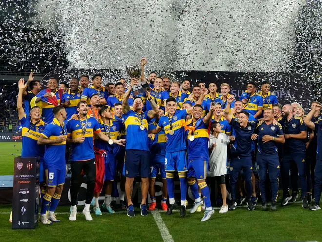 Los jugadores de Boca Juniors celebran la conquista de la Supercopa Argentina 2022 en el estadio de Santiago del Estero.