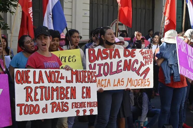 Protesta de mujeres del Partido Paraguay Pyahura frente a la Fiscalía General.