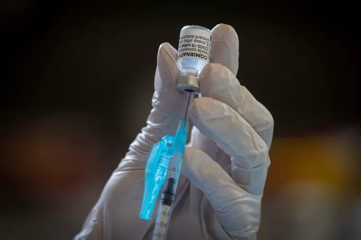 Una enfermera extrae una dosis de un vial de la vacuna contra el Covid-19 de la farmacéutica Comirnaty-Pfizer-BioNTech.