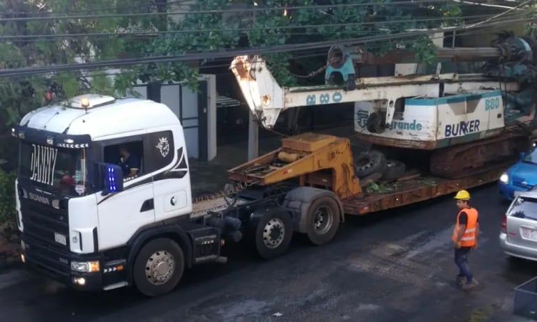 El consorcio paró el tránsito para maniobrar camiones en la calle Bertoni, según denunciaron vecinos de la zona.