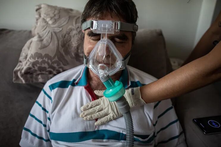 El comerciante Ilton García, de 63 años, realiza fisioterapia respiratoria como parte de su recuperación para la Covid-19, el 26 de enero de 2021, en Manaos (Brasil).
