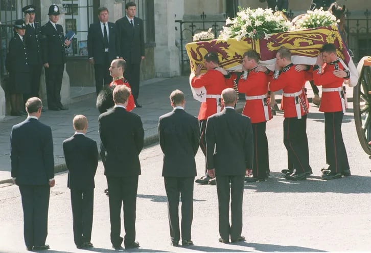 Fotografía de archivo del funeral de la princesa Diana de Gales, madre del príncipe Enrique.