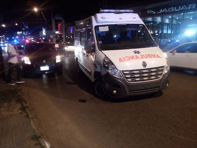 Ambulancia Y Automovil Chocan En Barrio Carmelitas Nacionales Abc Color