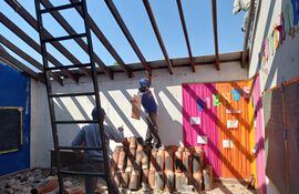 MEC arregla techo de escuela de Pilar que se derrumbó en enero. La construcción era nueva.