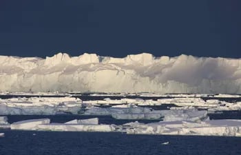 Los fuertes y crecientes cambios a consecuencia de la crisis climática en el fenómeno de "El Niño", que provoca condiciones más cálidas, podrían causar un deshielo "irreversible" de las plataformas y las placas de hielo en la Antártida, informan ecientíficos australianos.