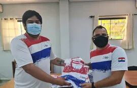 Luis Ramírez recibió los atuendos para la delegación handbolista paraguaya de parte de Carlos Figueredo de la SND.