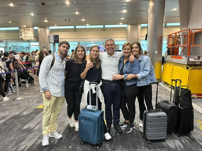 Juan Ángel Napout con su familia antes de subir al avión. (gentileza Esteban Grillón).