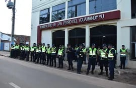 Agentes policiales custodiaron la sede de la Municipalidad de San Pedro de Ycuamandyyú.