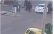 Una de las imágenes viralizadas tiene que ver con policías que demoran a un  motociclista y le aplican una patada.