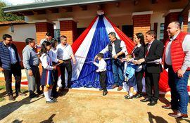 Momento de la inauguración oficial del aula para la educación inicial de la Escuela Celso Riveros de Potrero Guazú, Caazapá.