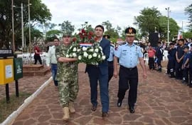 El intendente municipal de San Juan Bautista, Misiones, José Luis Benítez, acompañado por las autoridades Militares y Policiales, en la entrega de la ofrenda floral, en conmemoración al Día de los Héroes.