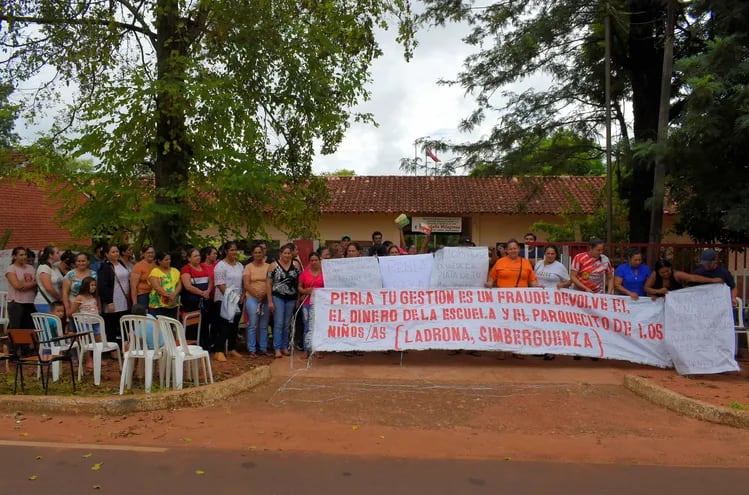 Padres de familia se manifestaron frente a la escuela para exigir la destitución de su directora.