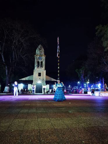 Una bailarina con más de una decena de botellas en la cabeza deleitó al público presente en la Velada en homenaje a la polca paraguaya, celebrada anoche en Piribebuy.