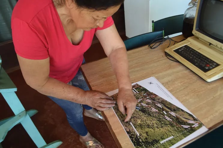 Yolanda Ramos, denunciante, muestra el plano de su propiedad y el sector que supuestamente es invadido por el proyecto inmobiliario Tirolandia.
