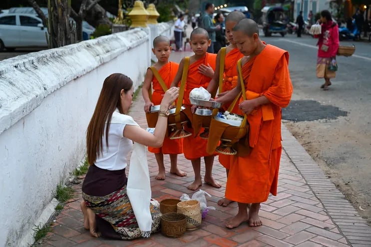 A Luang Prabang, capital turística de Laos, el flujo de visitantes afecta la  tranquilidad de la ciudad, donde los monjes budistas desde que sale el sol empiezan a pedir limosna en las calles repletas de gente.