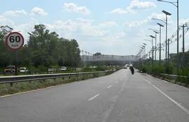 Vista de la pasarela “ñandutí” en medio del yuyal de la Autopista Ñu Guasu. El MOPC quiere recibir la obra y pagar más a Engineering.