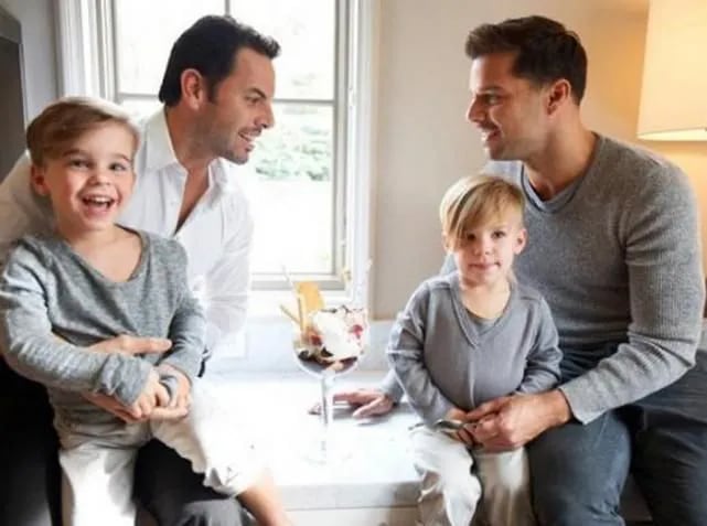 Ricky Martin (izquierda) y su marido Jwan Yosef (derecha), en una foto de archivo con sus hijos.