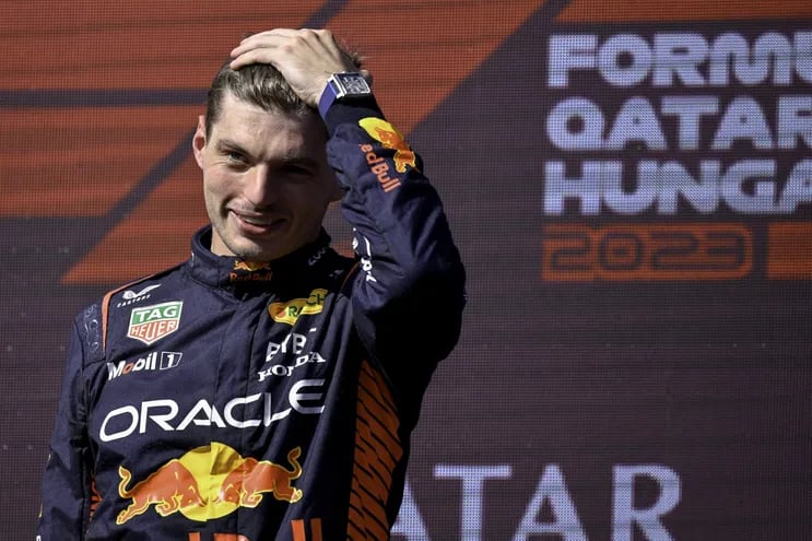 El piloto holandés Max Verstappen, ganador de Red Bull, celebra en el podio del Gran Premio de Fórmula Uno de Hungría en el circuito de Hungaroring, en Mogyorod, cerca de Budapest, Hungría, el 23 de julio de 2023.