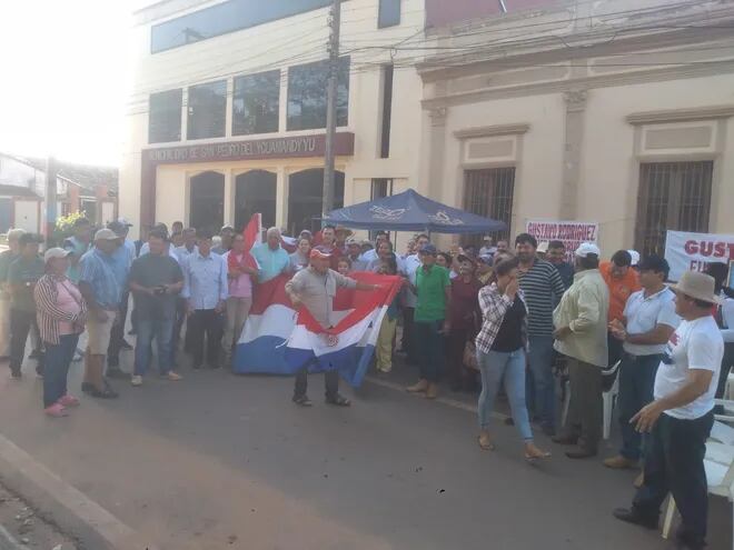 En San pedro se manifiestan para exigir destitución del intendente Gustavo Rodríguez.