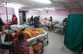 El servicio de maternidad del hospital Regional de Coronel Oviedo,  se encuentra abarrotado.