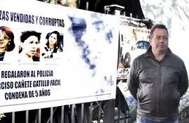 Alberto Medina, padre del joven Anderson Medina, baleado por un policía "gatillo fácil" en el 2012, en una de las manifestaciones en reclamo de justicia para su hijo.