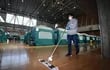 Un voluntario limpia el suelo mientras se alinean tiendas de campaña para los evacuados en un centro deportivo en Kanazawa, Prefectura de Ishikawa, Japón.