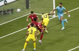 Énner Valencia (13), atacante de Ecuador, anota un gol, que posteriormente fue anulado por el VAR, en el primer partido del Mundial Qatar 2022.