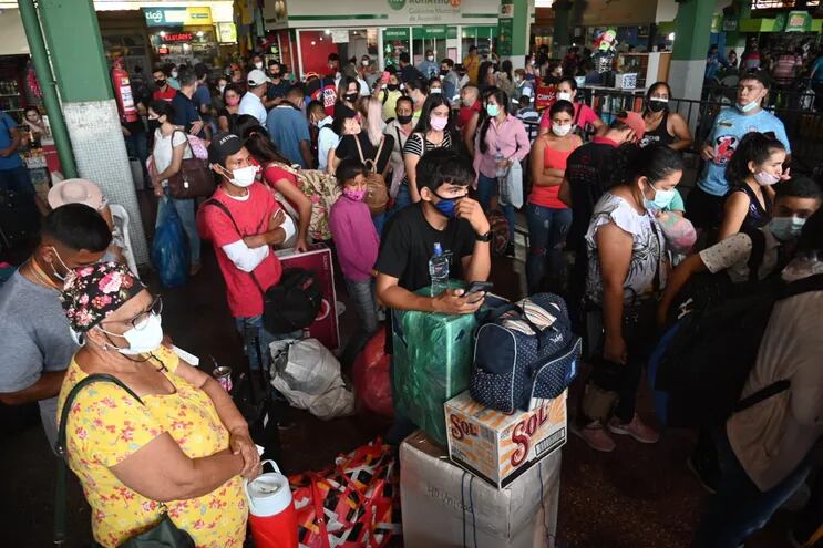 Pasajeros esperan sus salidas y familiares se suman a la espera en la Terminal de Ómnibus de Asunción.