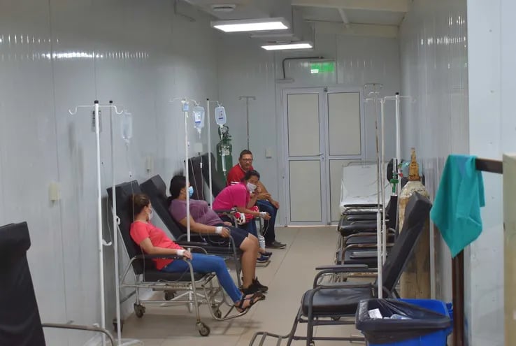 Pacientes con cuadros de dengue recibiendo hidratación en el pabellón de contingencia.
