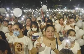 Con velas encendidas y luces de los celulares, se manifestaron familiares y ciudadanos exigiendo justicia para Vita.