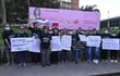 Pacientes oncológicos se manifestaron ayer en el Hospital Central para exigir la provisión regular de medicamentos contra el cáncer.