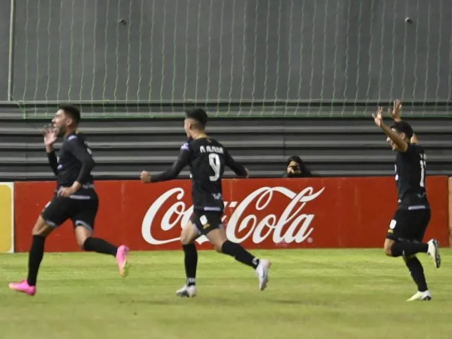 Jorge Ortega (i), jugador de Tacuary, celebra el tanto contra Nacional por la segunda fecha del torneo Clausura 2023 del fútbol paraguayo en el estadio Arsenio Erico, en Asunción.
