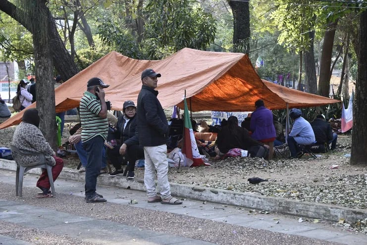 Los grupos campesinos e indígenas de la CNI y de la ACIP establecieron desde ayer campemento en la Plaza Uruguaya y ya realizaron desde anoche piquetes en el microcentro capitalino..