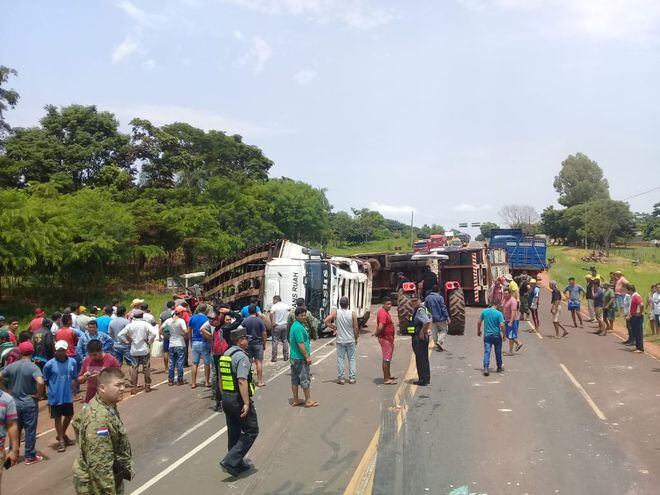 Un camión transportador de ganado volcó sobre un furgoneta.