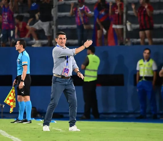 El entrenador de Cerro Porteño, Manolo Jiménez, dando indicaciones durante el juego frente a Alianza Lima.