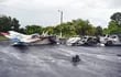 La avioneta Cessna 402 cayó  en el estacionamiento de la Comandancia, sobre tres vehículos.