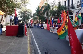 Acto por el Día del Trabajador en el microcentro de Asunción.