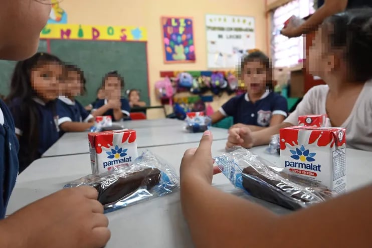 Niños del nivel Inicial se preparan para la merienda escolar en el turno tarde de una escuela pública de Asunción.