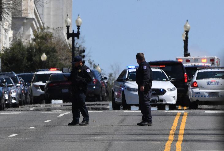 Policías bloquean una calle cerca del Capitolio de Washington, este viernes.