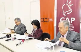 Pascual Rubiani, titular de la APAP; Patricia Toyotoshi, presidenta de la CAP y Enrique Bendaña, presidente de Cerneco, durante la firma de convenio.
