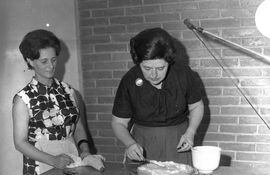 La profesora Julia Velilla de Aquino y la señora Etele Piacentini de Vargas preparando un manjar navideño en ABC en 1969.