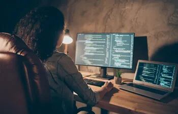mujer software computadoras