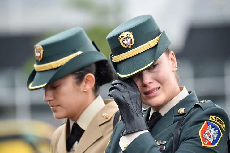 Una paracaidista de las Fuerzas Armadas colombianas se seca las lágrimas en el funeral de una pilota en Cucuta, Colombia.