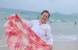 Vicenta Eusebia Petter Minck, madre de la senadora Noelia Cabrera Petters, disfrutando de la playa. En Paraguay cobra desde este año pensión alimentaria para adultos en situación de pobreza.
